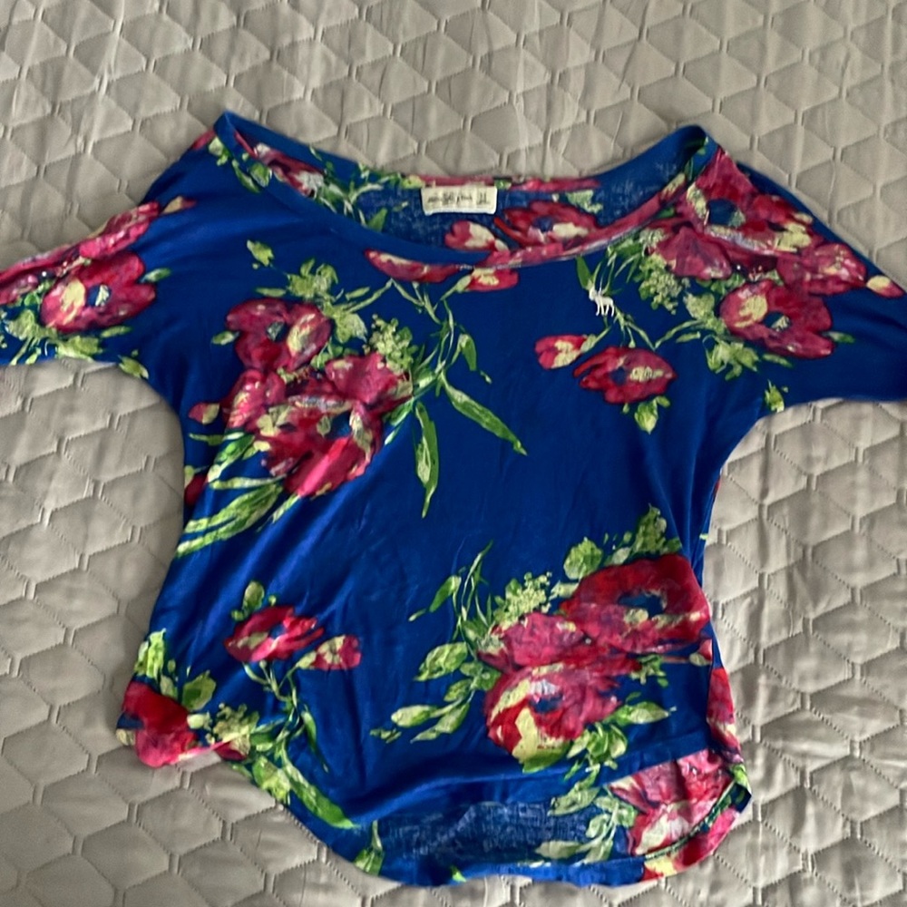 SOLDVibrant colors three-quarter sleeve shirt.